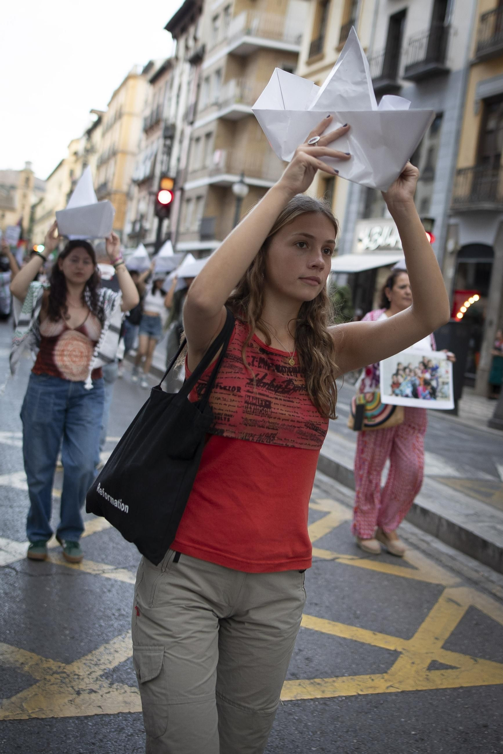 Fotos: 4.000 personas recorren el centro de Granada en una marcha contra la violencia en Gaza