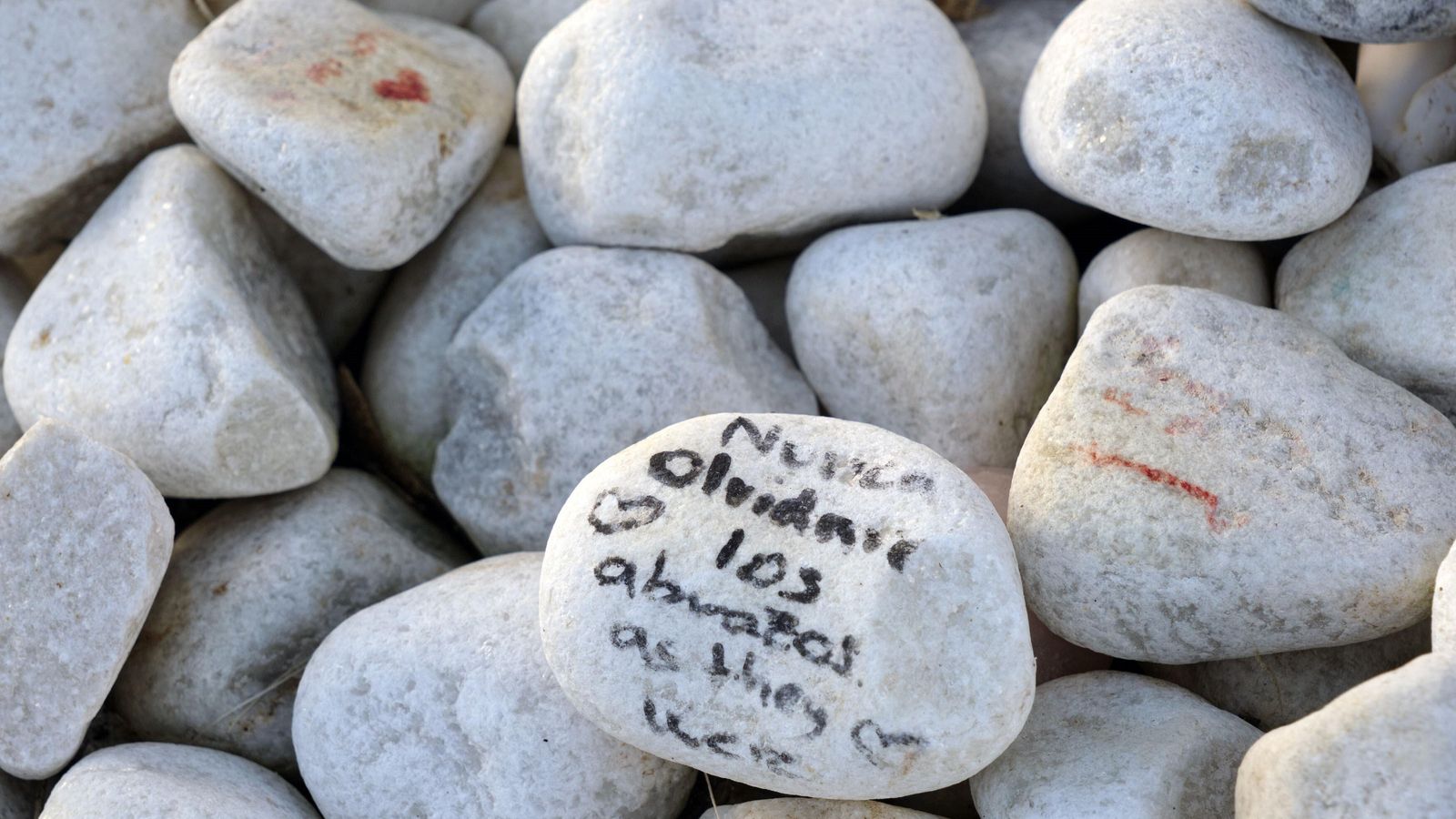 Piedras de recuerdo a Jesús en el parque que lleva su nombre.