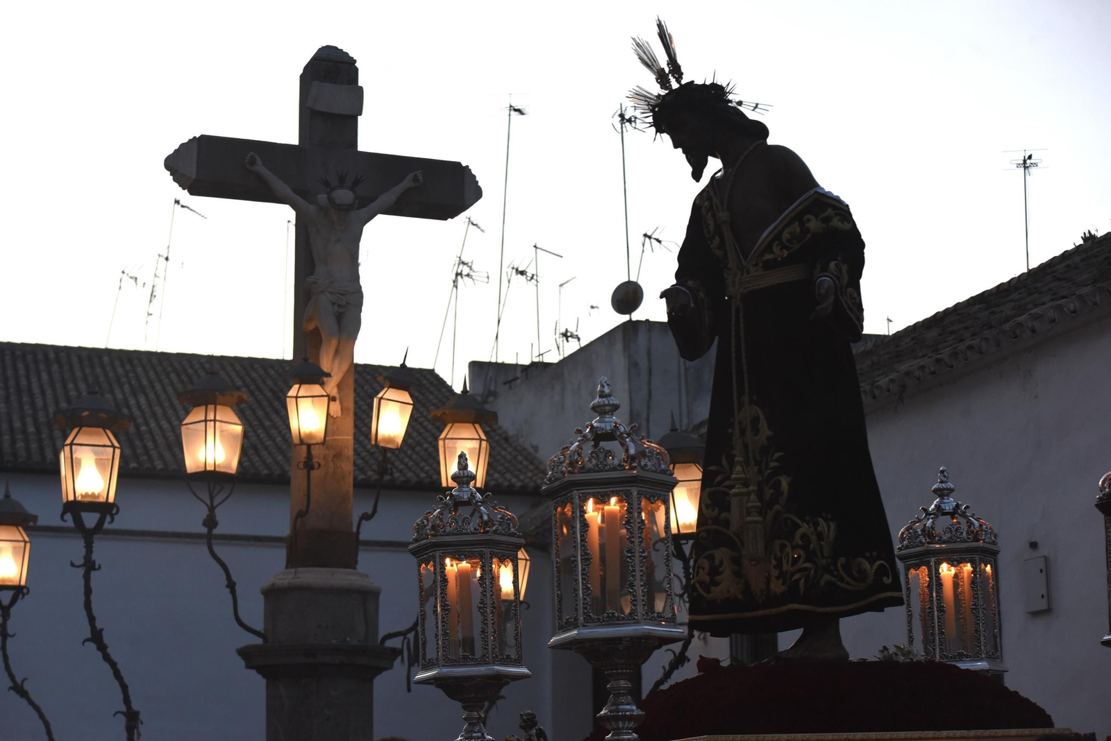 El vía crucis del Señor de la Humildad y Paciencia de Córdoba, en imágenes