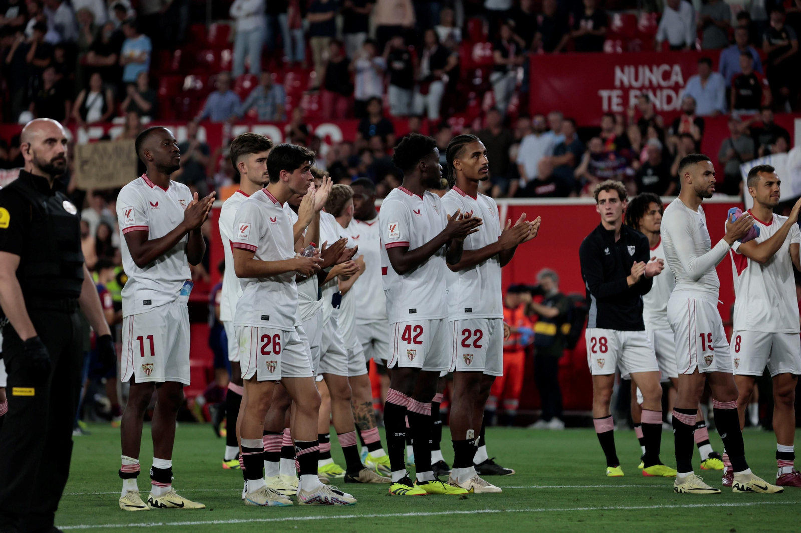 Los jugadores aplauden a la grada como muestra de gratitud por su apoyo durante el año.