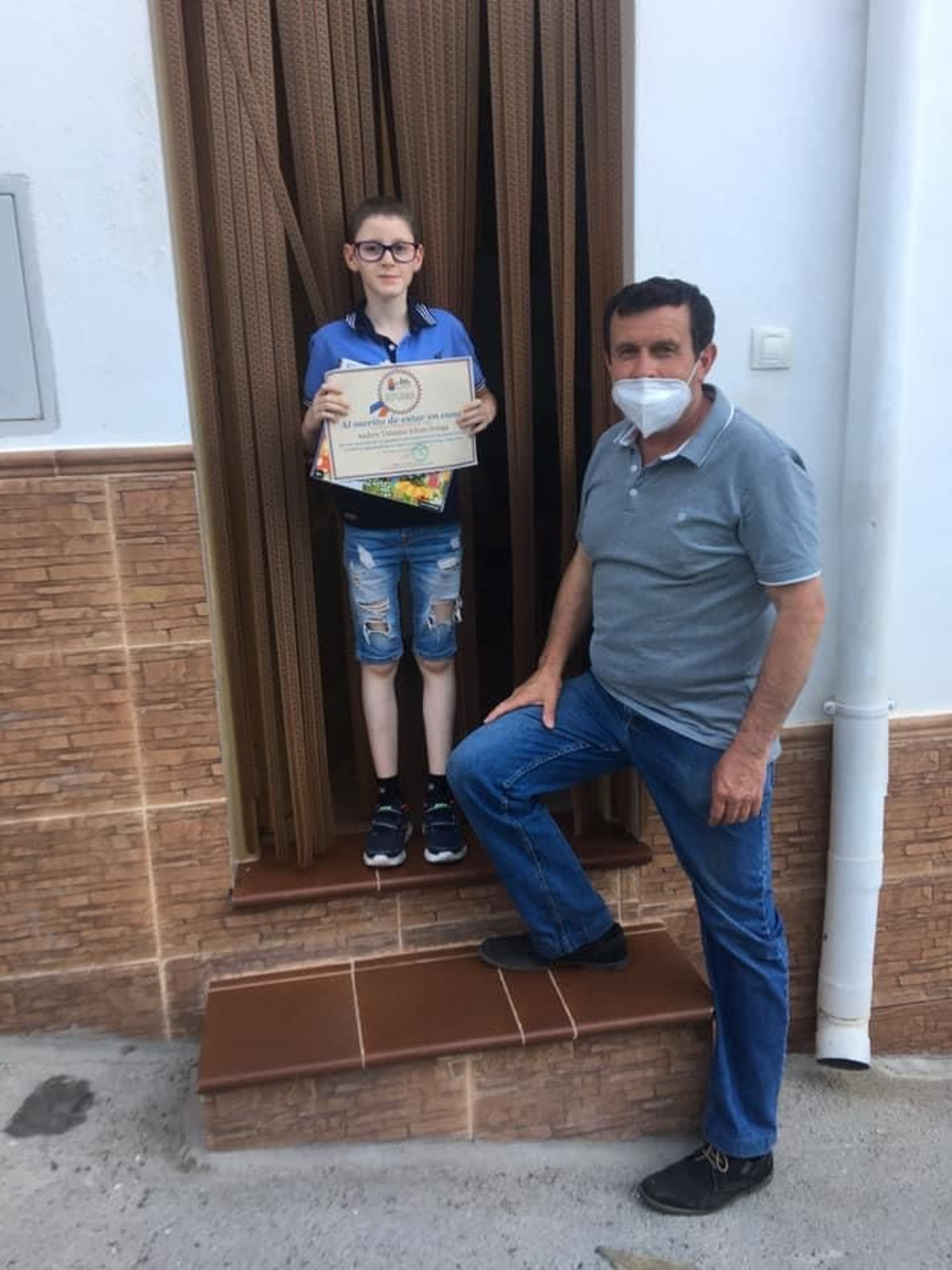 El alcalde de Abla hace entrega de uno de los diplomas.