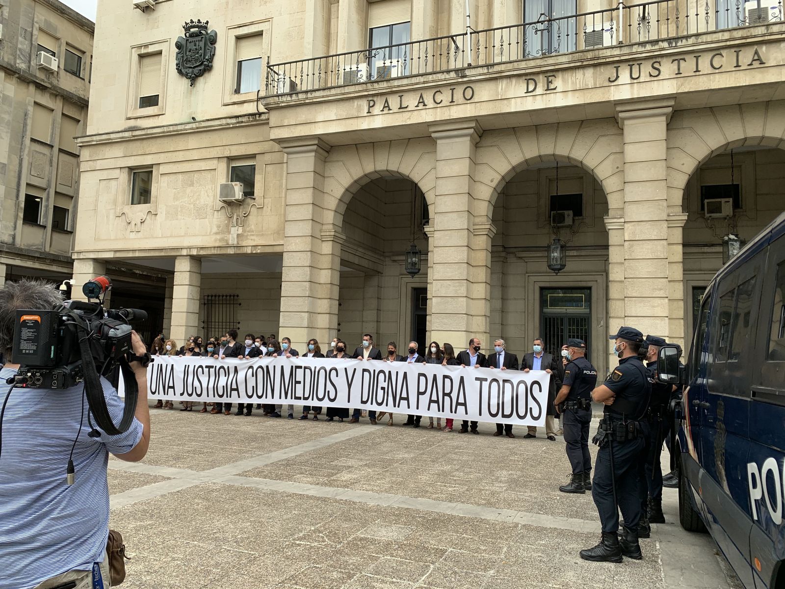 Un momento de la concentración ante la Audiencia de Sevilla