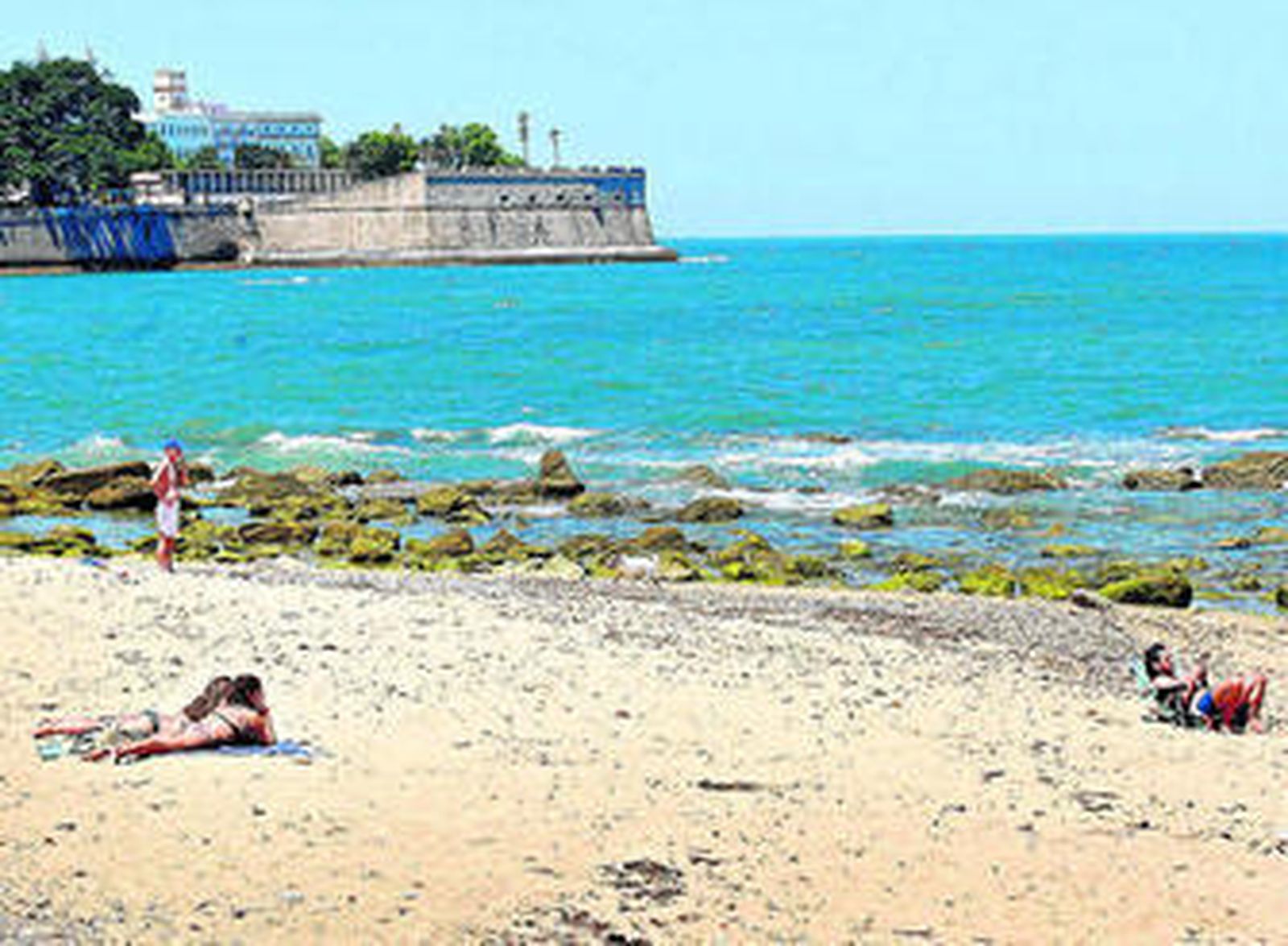 Algunos usuarios tomaban el sol en la mañana de ayer en la pequeña playa que se forma en San Felipe.