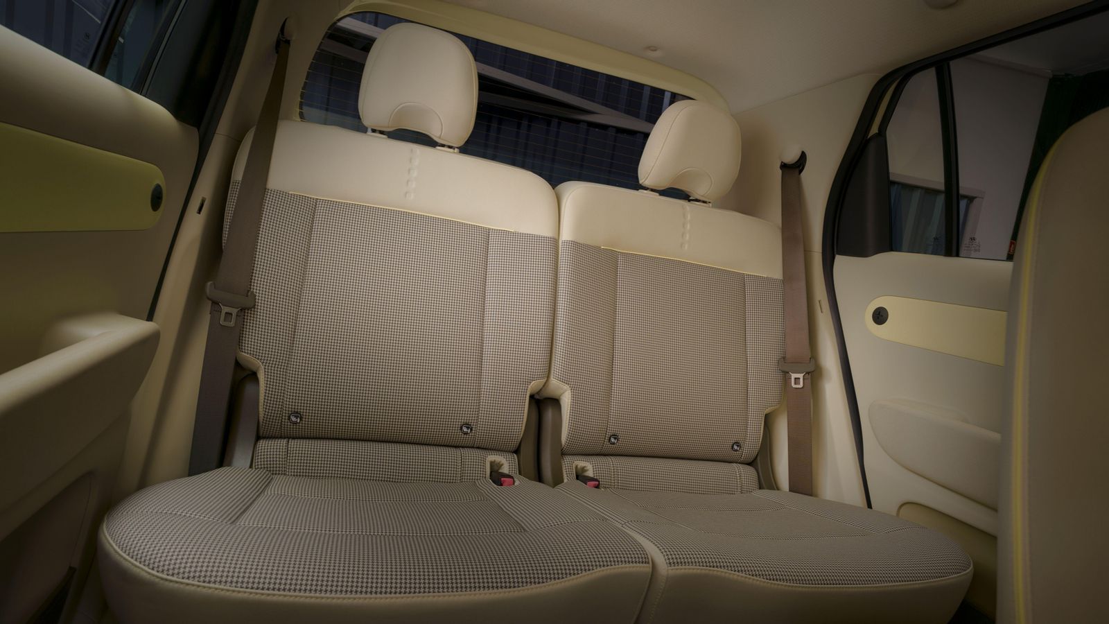 Ofrecerá exclusivamente cuatro plazas, bien dispuestas en asientos individuales, bien en un banco corrido.