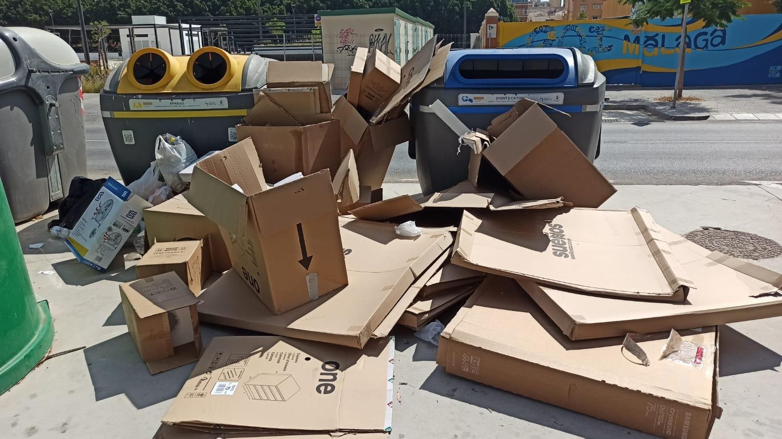 Los contenedores más cercanos a las torres, llenos de cartones.