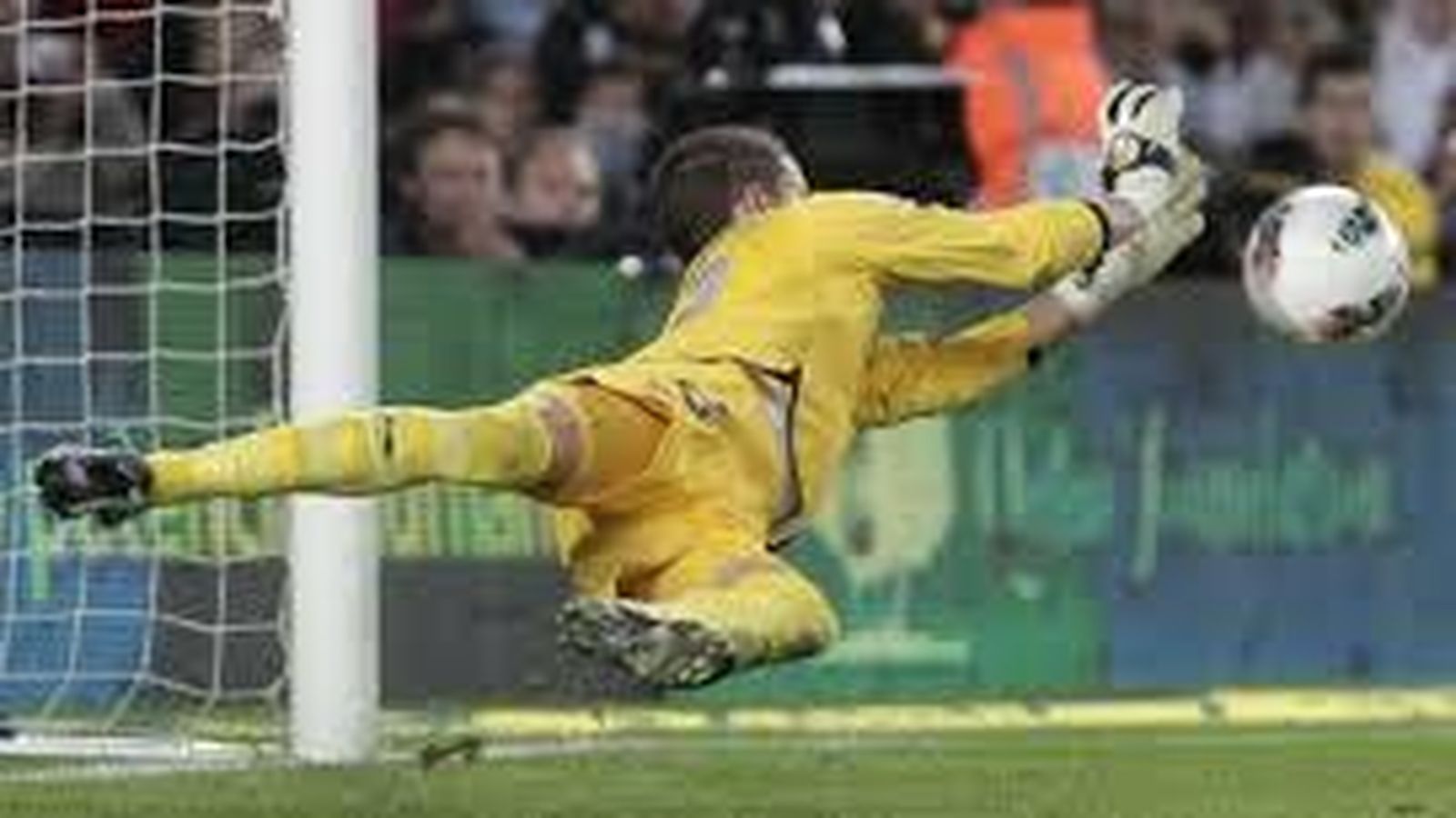 Javi Varas, en el momento de parar el penalti a Messi