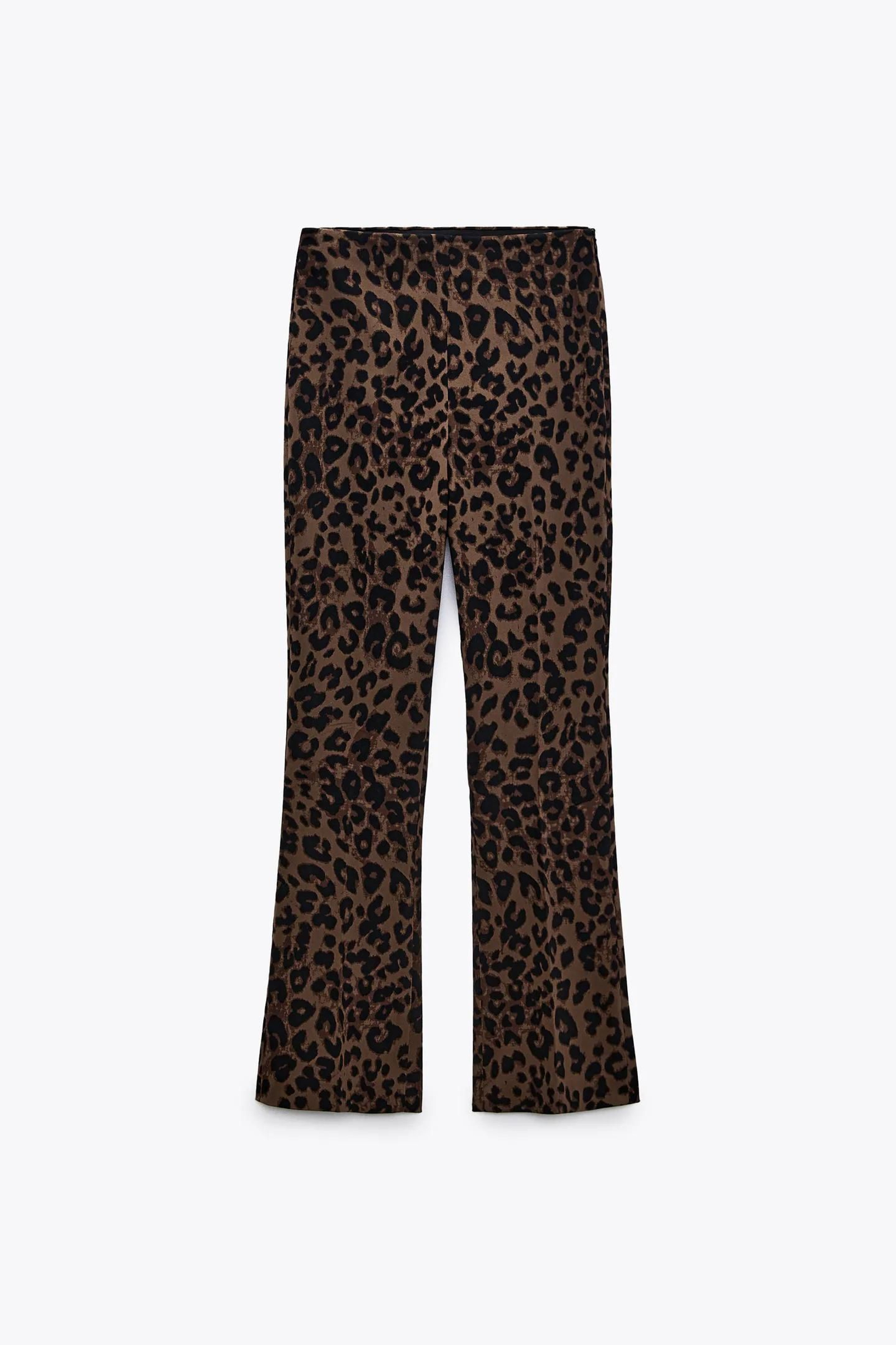 Pantalones flare en animal print de Zara.