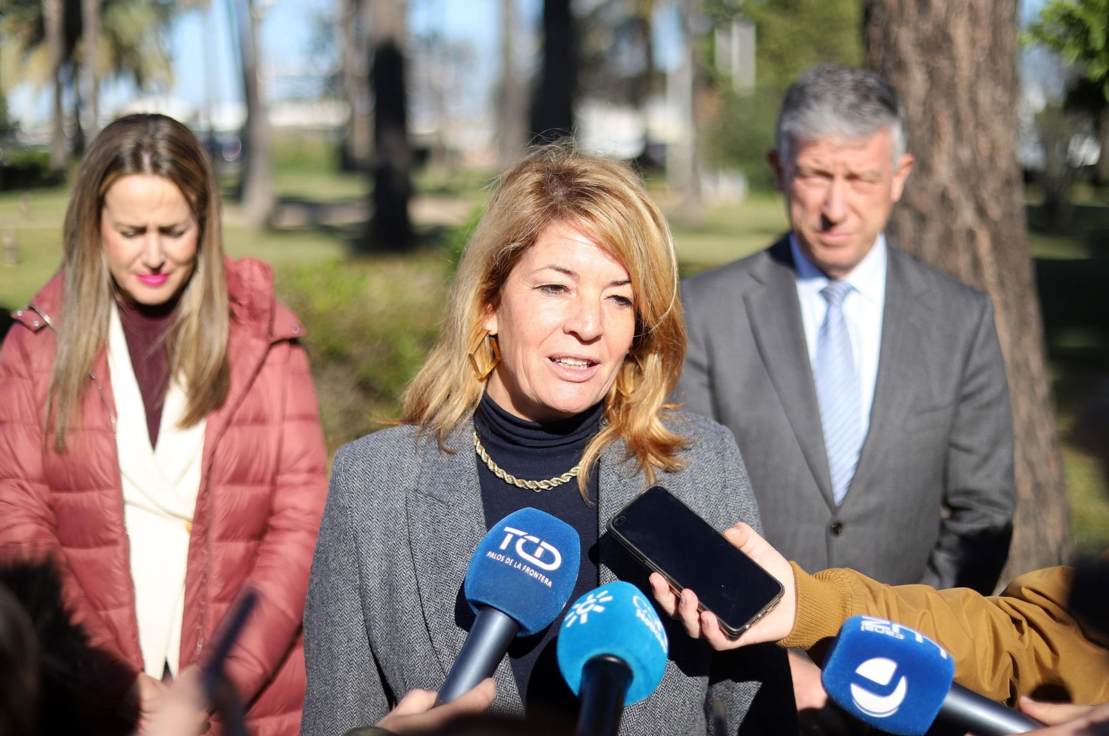 Imágenes del convenio entre Cepsa, Enagás Renovable y Alter Enersun para impulsar la descarbonización de la industria local y el transporte