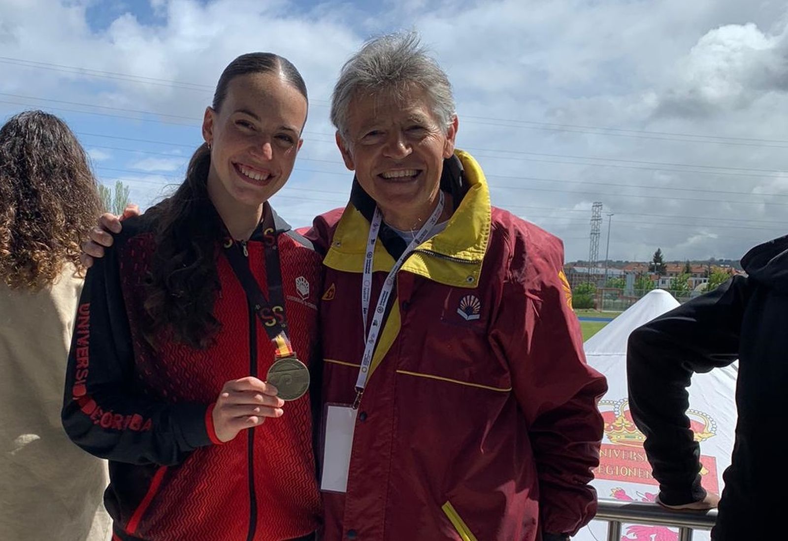 Carmen Avilés posa junto a Antonio Bravo tras conseguir la medalla de oro.
