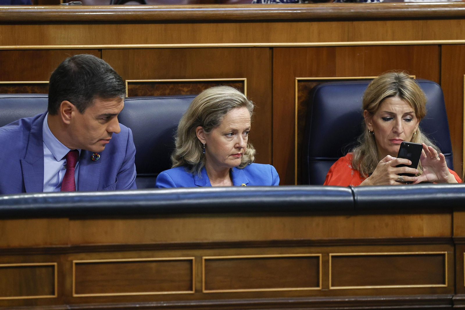 El presidente del Gobierno, Pedro Sánchez, la vicepresidenta Económica, Nadia Calviño  y la vicepresidenta segunda y ministra de Trabajo, Yolanda Díaz, durante la segunda jornada del debate sobre el Estado de la Nación este miércoles en el Congreso.