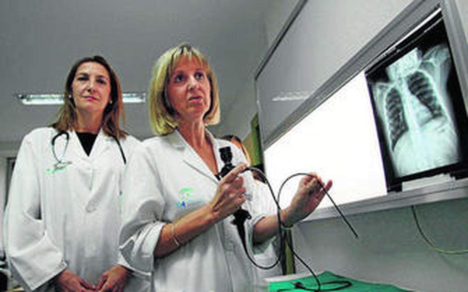 Durán (izquierda) y Pérez con un aparato usado para extraer objetos extraños de las vías respiratorias.