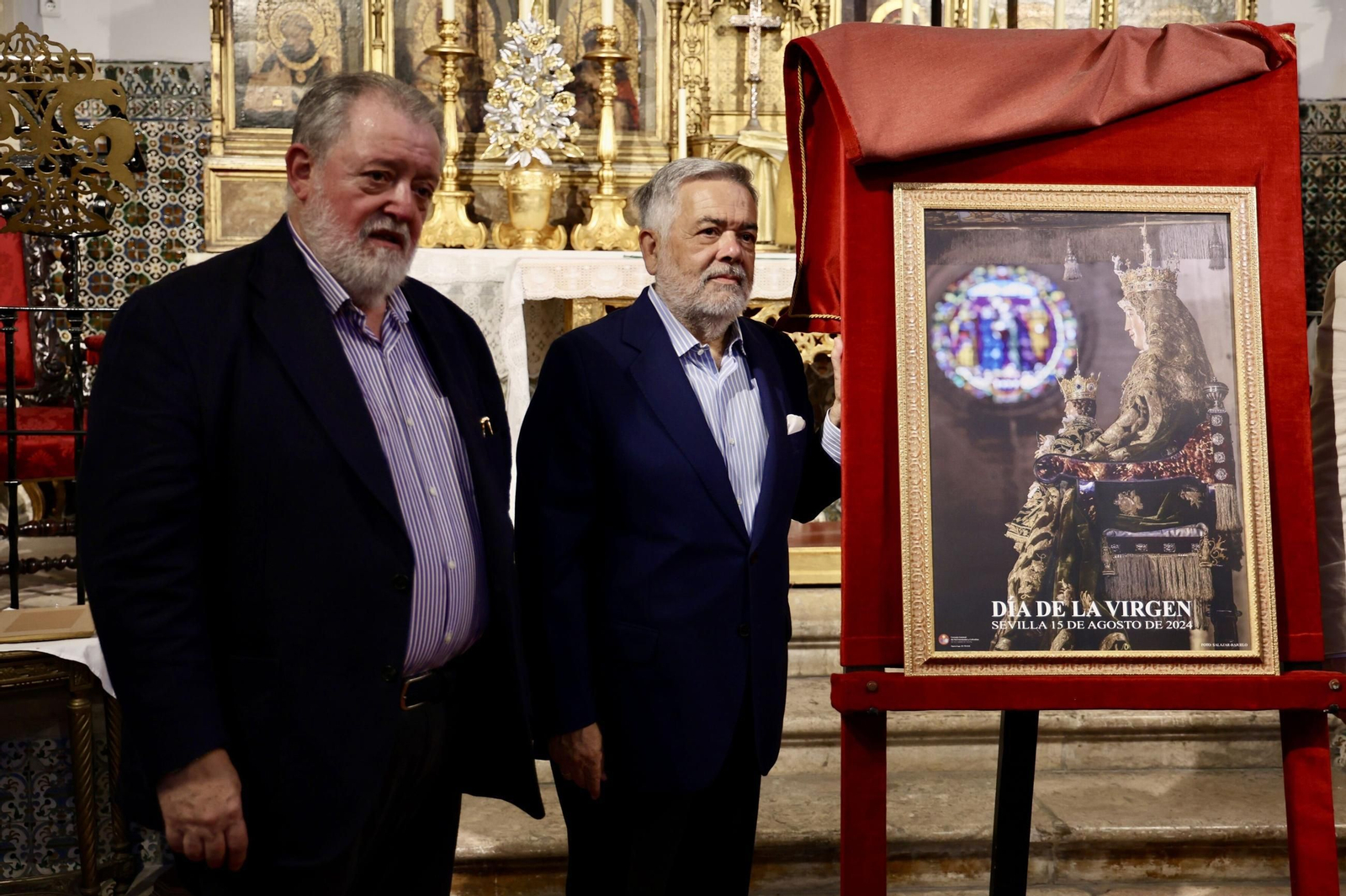 Ángel Bajuelo y Fernando Salazar con el cartel.