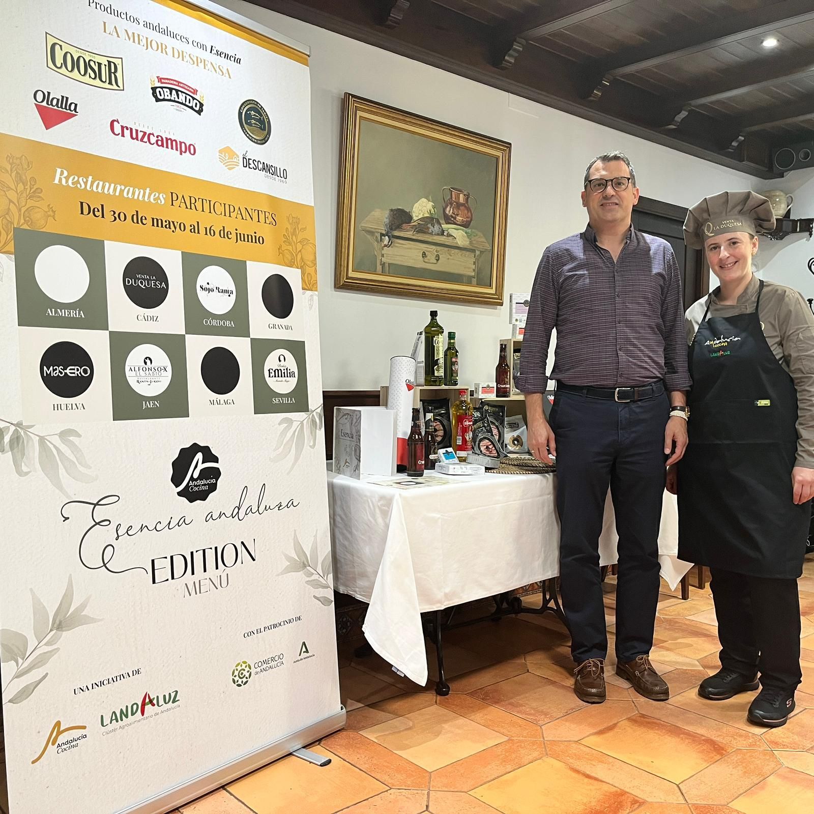 La chef Miriam Rodríguez y Miguel Ángel Jiménez Segador, secretario de Landaluz, en Venta la Duquesa, durante la inauguración de las jornadas.