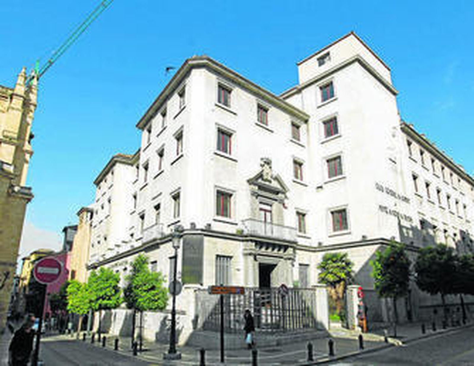 CajaGranada abandona su histórica sede en la plaza de Villamena