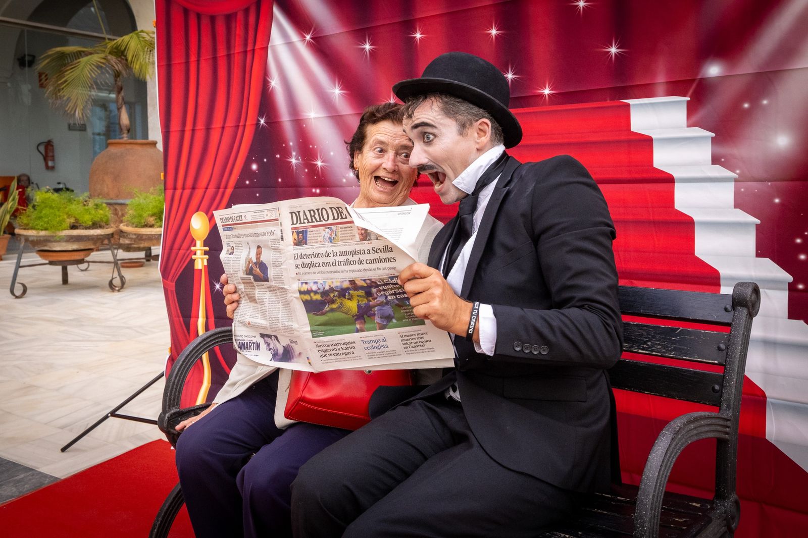 En imágenes, Charlot lleva la magia del cine a la residencia Fragela de Cádiz