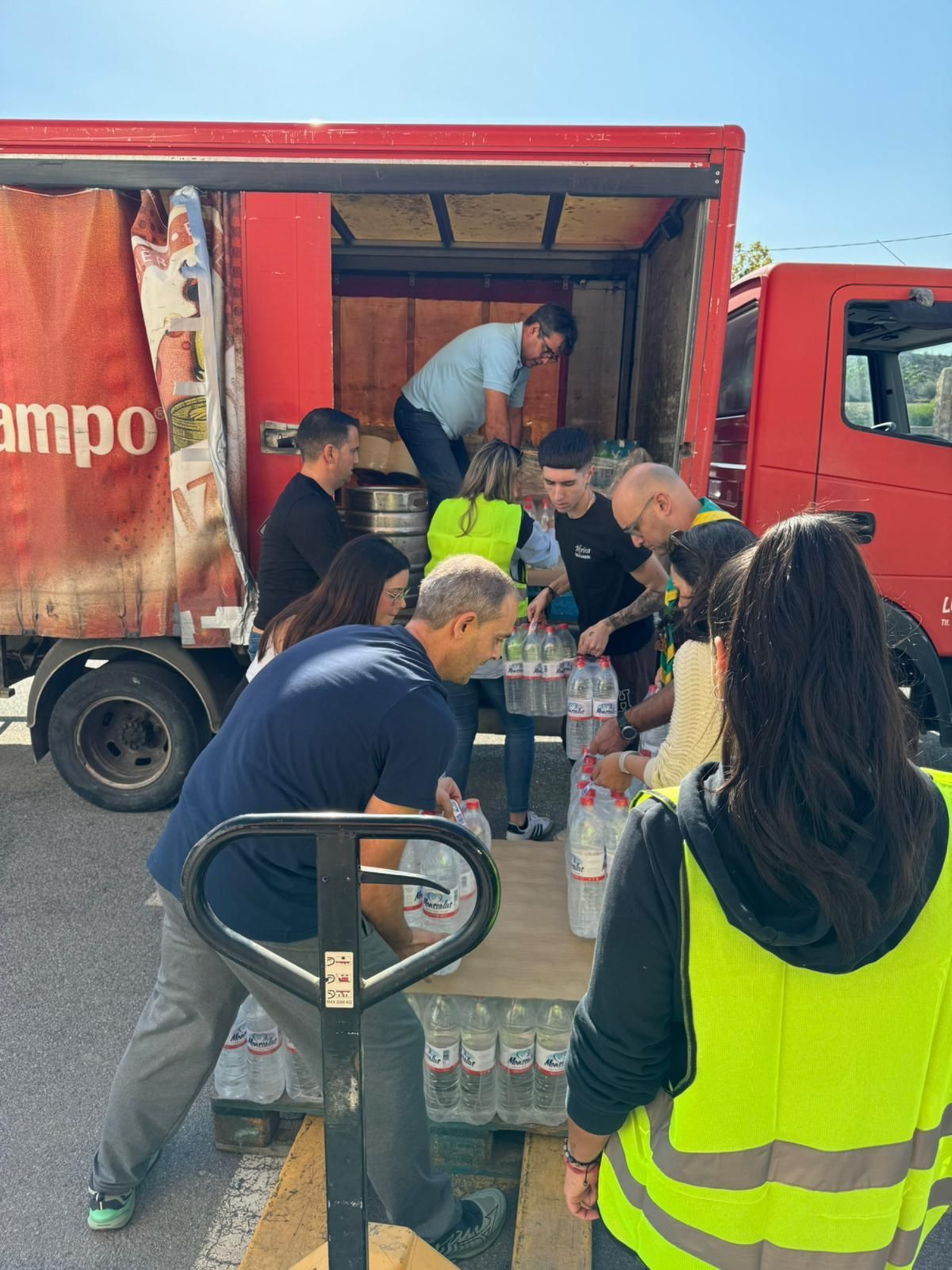 Voluntarios se afanan por llenar el convoy que partirá hacia Catarroja.
