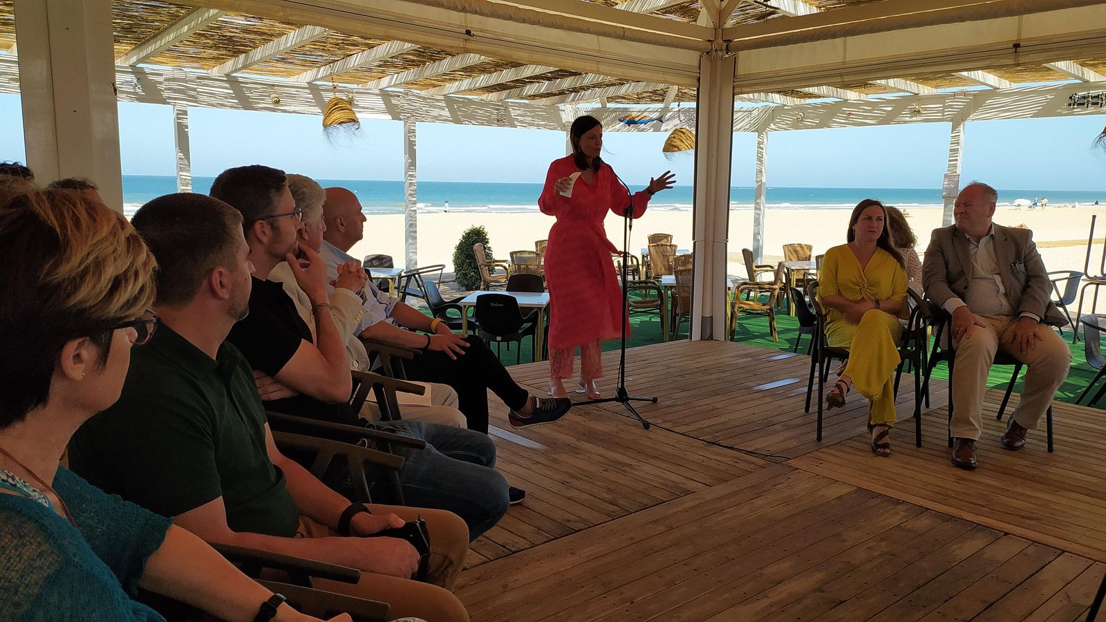 Cavada durante la presentación de la temporada de verano en uno de los chiringuitos de la playa de Camposoto.