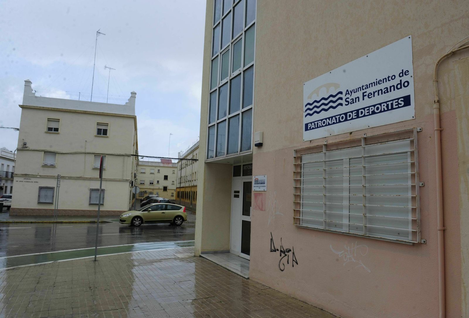 Sede del Patronato Municipal de Deportes, junto al parque Almirante Laulhé.