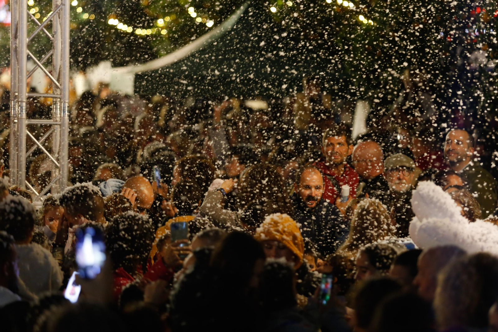 Fotos del encendido del alumbrado navideño en Los Barrios y la gran nevada artificial