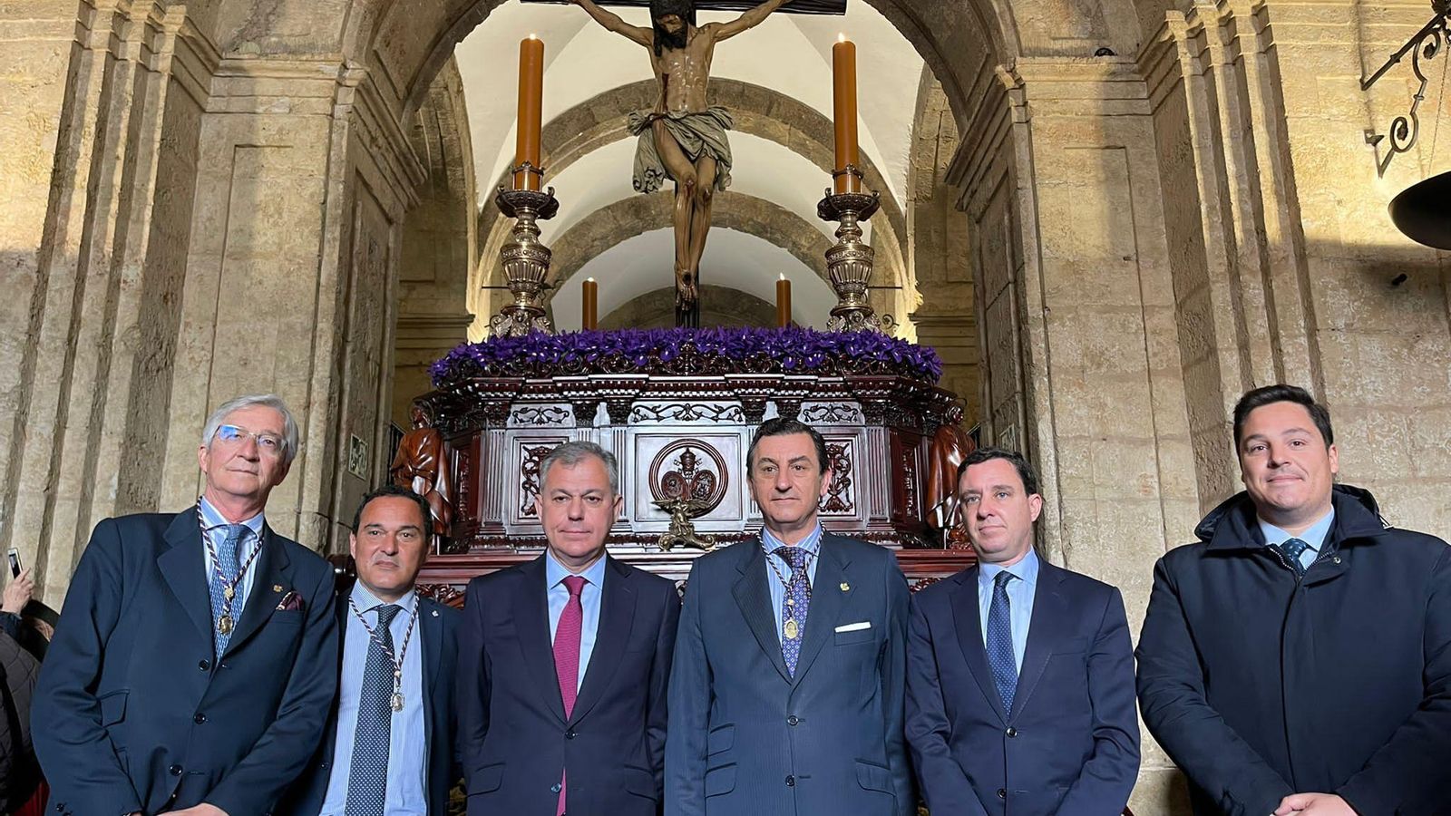 José Luis Sanz  junto al hermano mayor de los Estudiantes, Jesús Resa, ante el paso del Cristo de la Buena Muerte