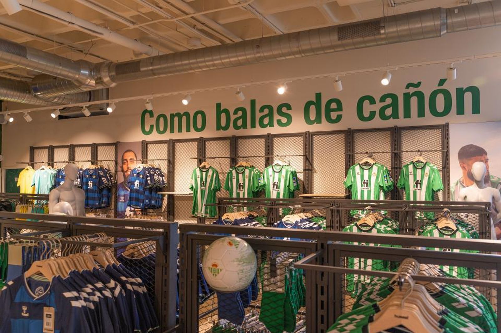 La imagen facilitada por el Betis de la tienda que abrió el sábado en el Benito Villamarín.