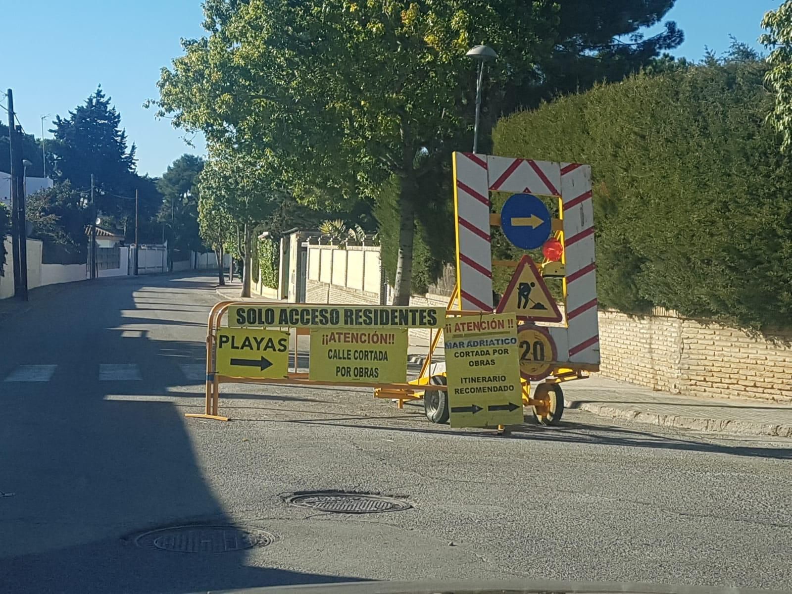 Imagen de una de las vallas colocadas al inicio de la calle Mar Adriático, en El Puerto.