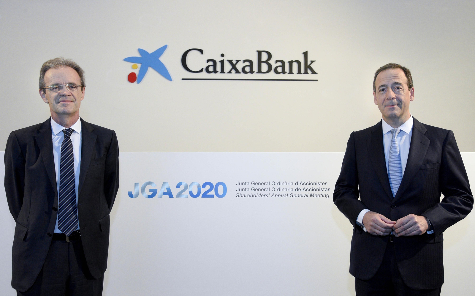 Jordi Gual y Gonzalo Gortázar en la Junta de Accionistas 2020, respetando la distancia social de prevención contra el coronavirus.