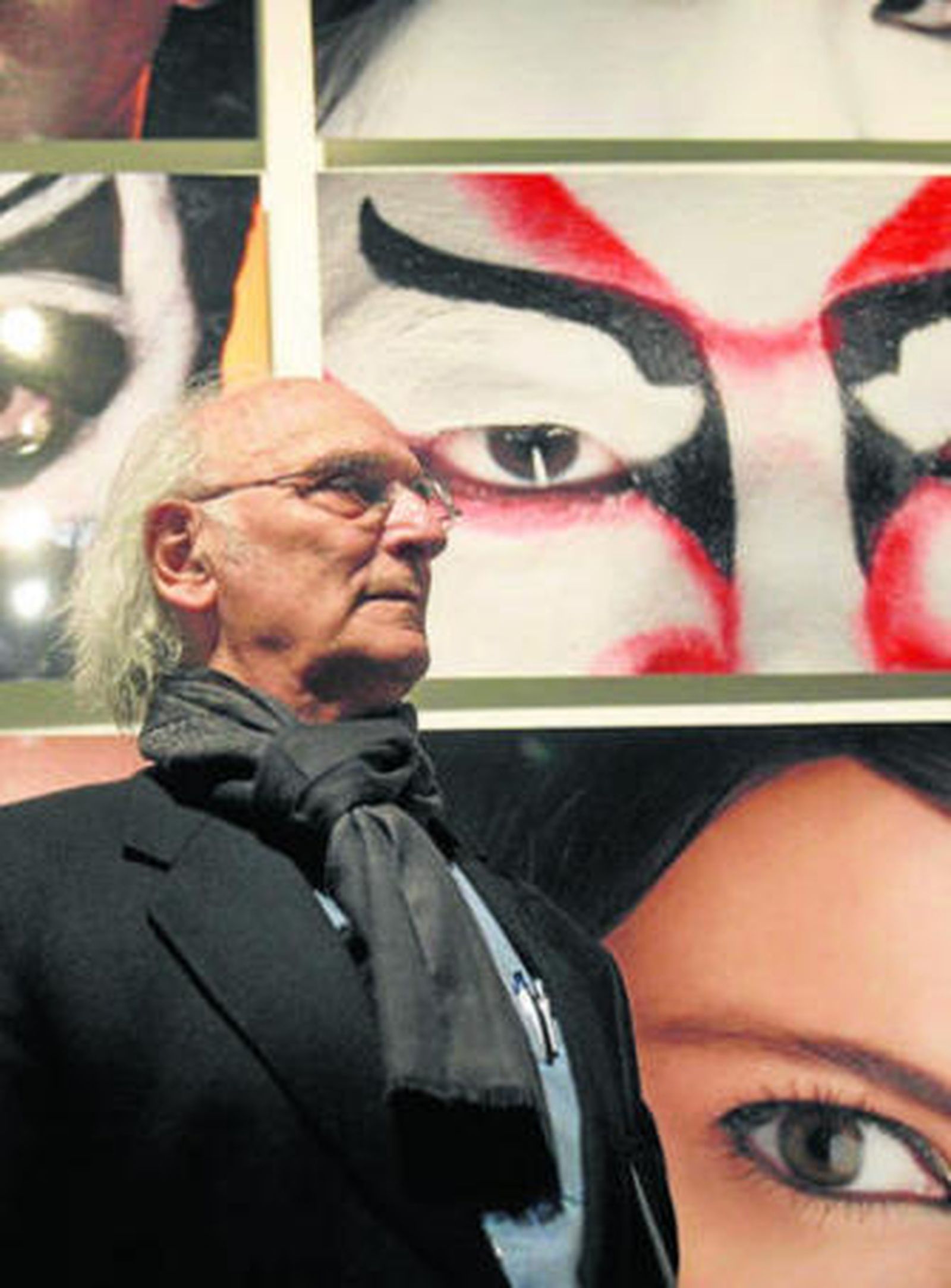 El director de 'Sevillanas' ante algunas imágenes de la exposición.