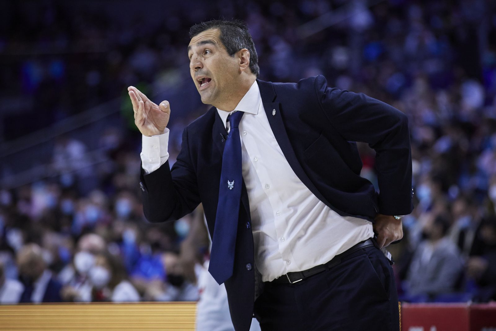 Pablo Pin da instrucciones desde la banda.