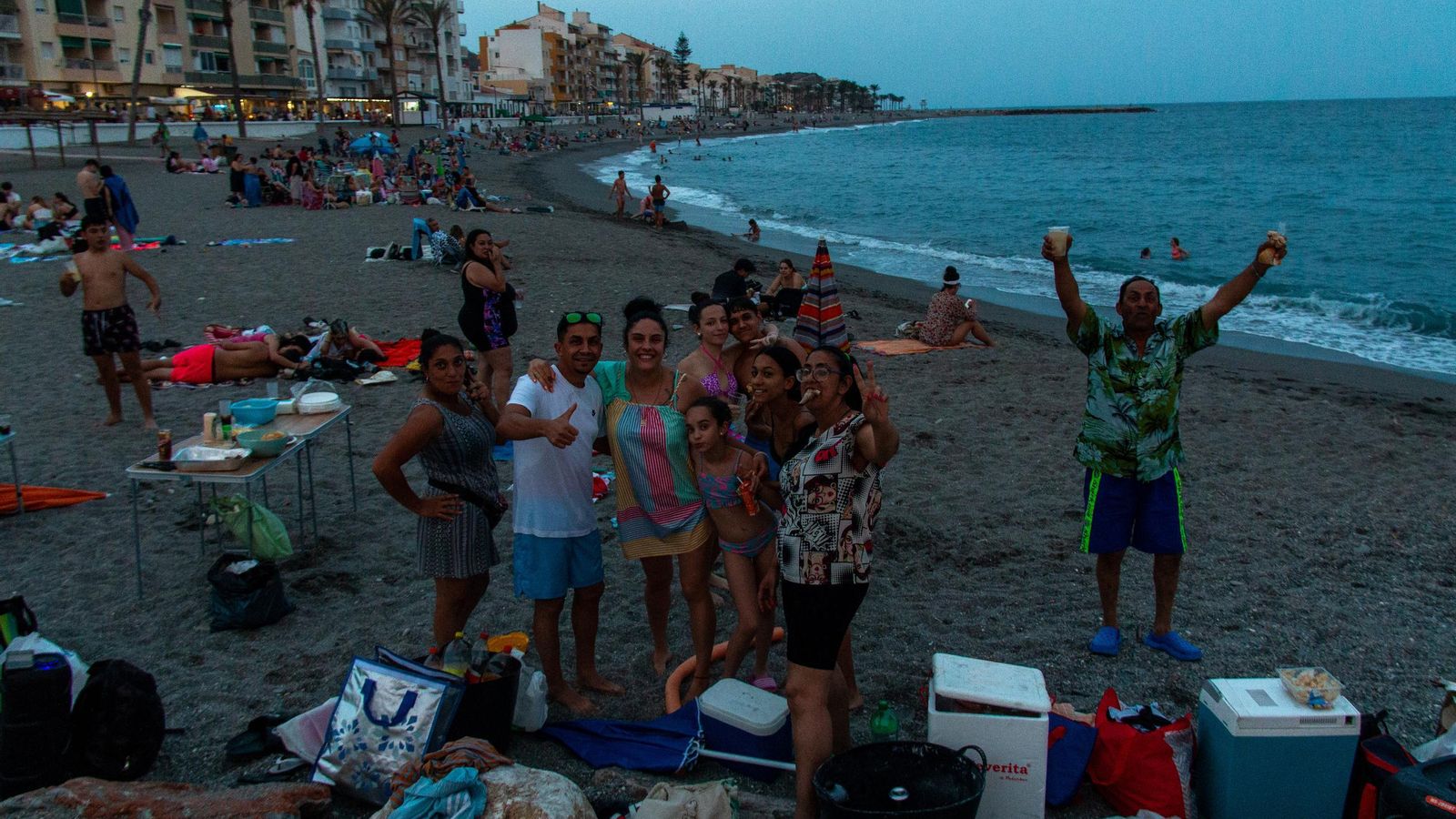 Un grupo de personas posan en Torrenueva Costa