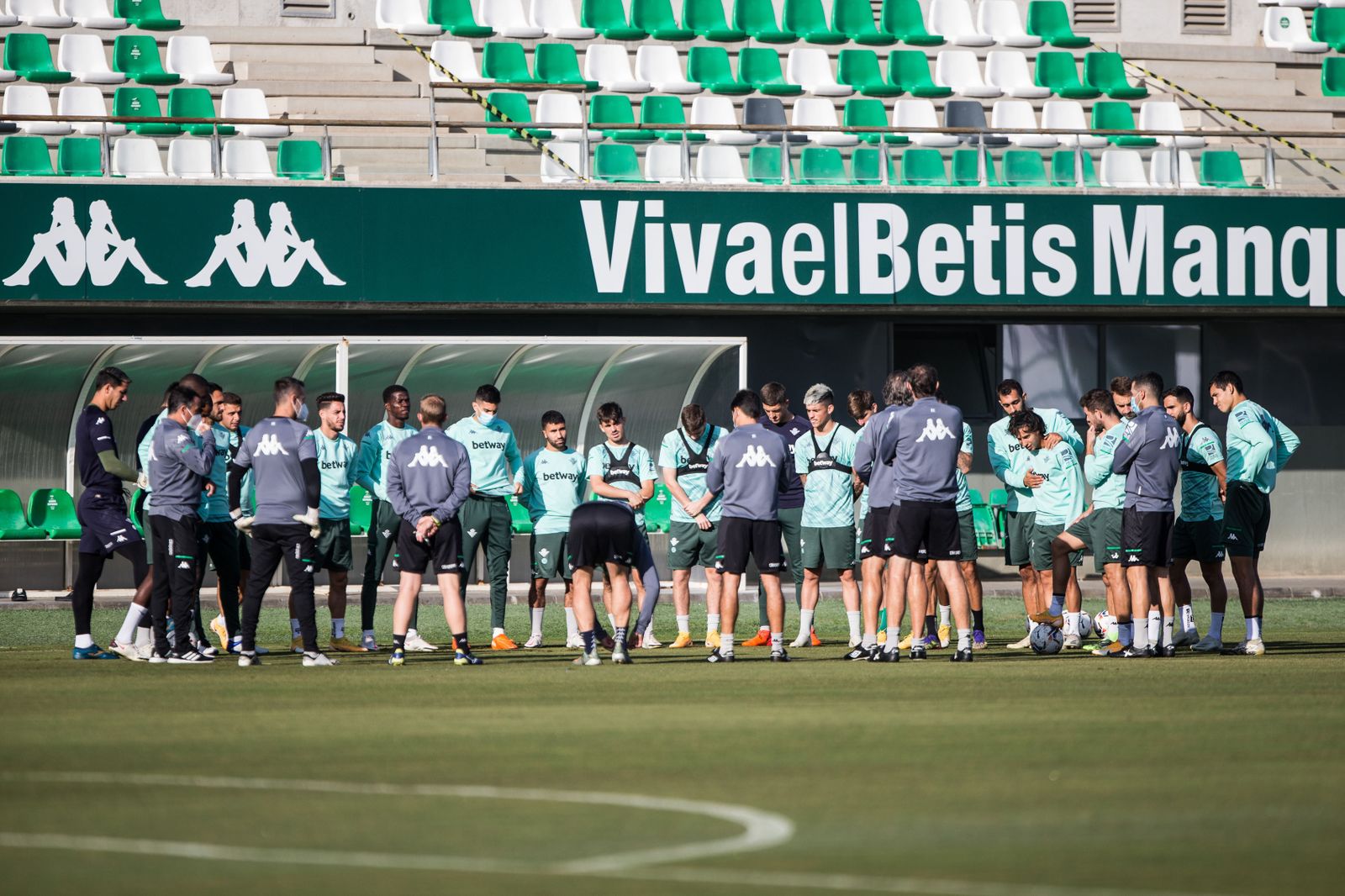 Pellegrini da la charla previa a sus jugadores en un entrenamiento.