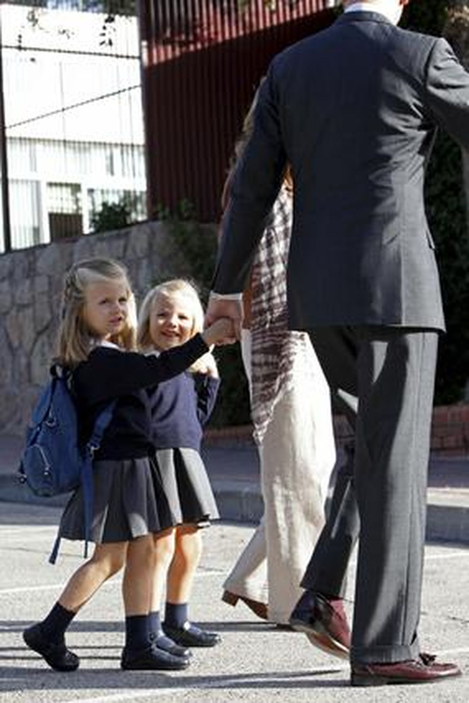 Las infantas Leonor y Sofía asisten a su primer día de colegio acompañadas de sus padres. / EFE