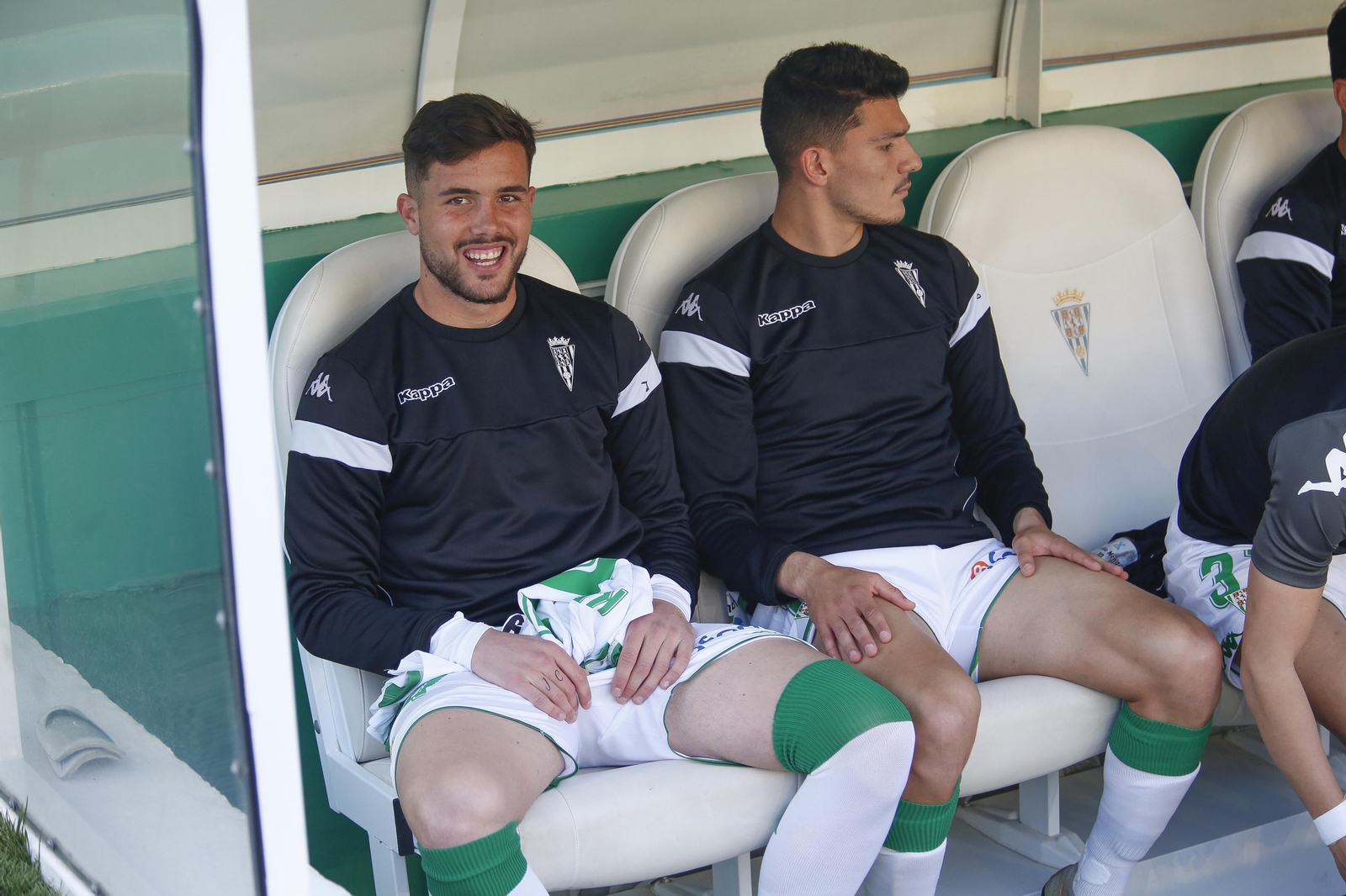 Kevin Bautista, sonriente junto a Loureiro, en el banquillo en la previa de la cita con el Málaga.