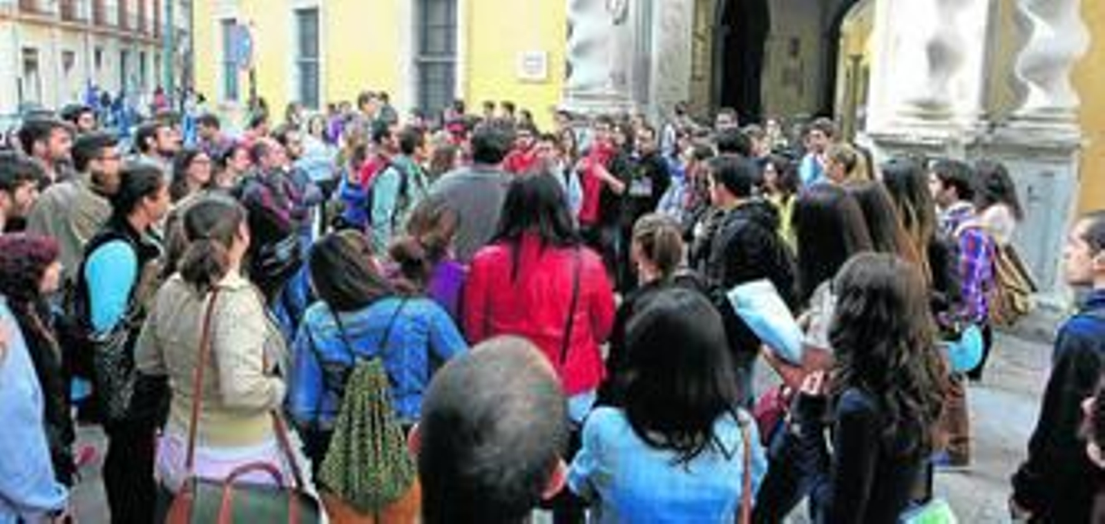 Concentración ayer de afectados por el cambio de precio de las asignaturas de planes a extinguir frente a la Facultad de Derecho.