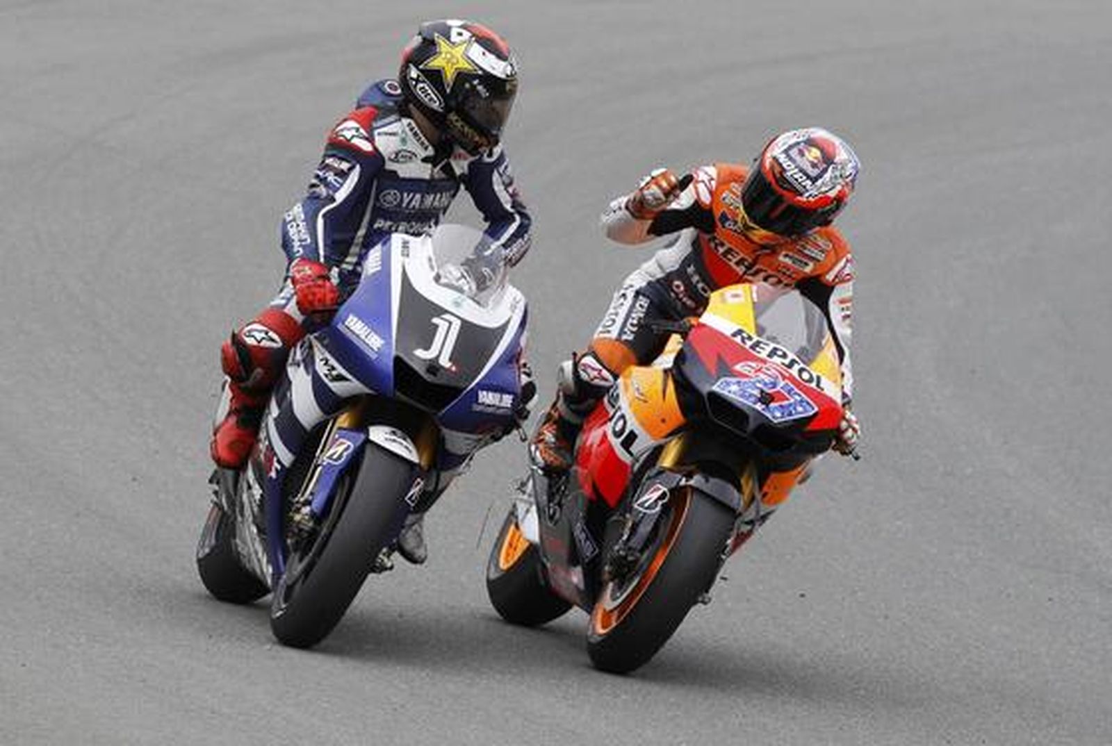 Lorenzo felicita a Pedrosa. / Reuters