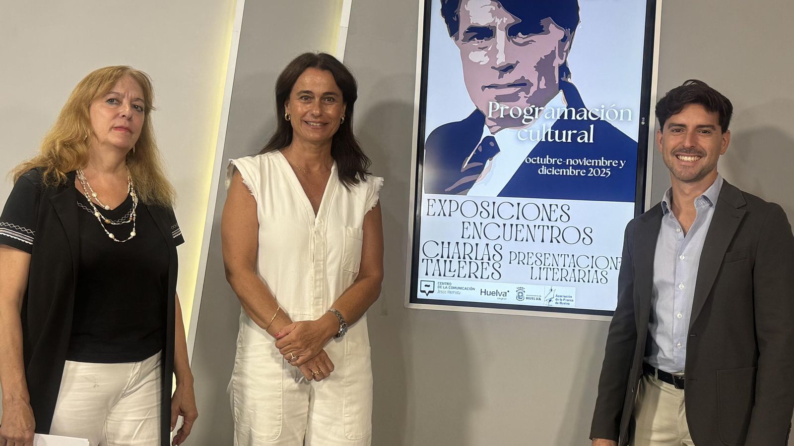 Aurora Smet, Adela de Mora y Manuel Soro presentando la programación cultural del Centro de la Comunicación Jesús Hermida.