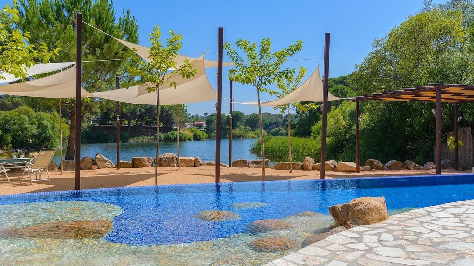 Un cortijo con piscina junto al lago La Encantada.