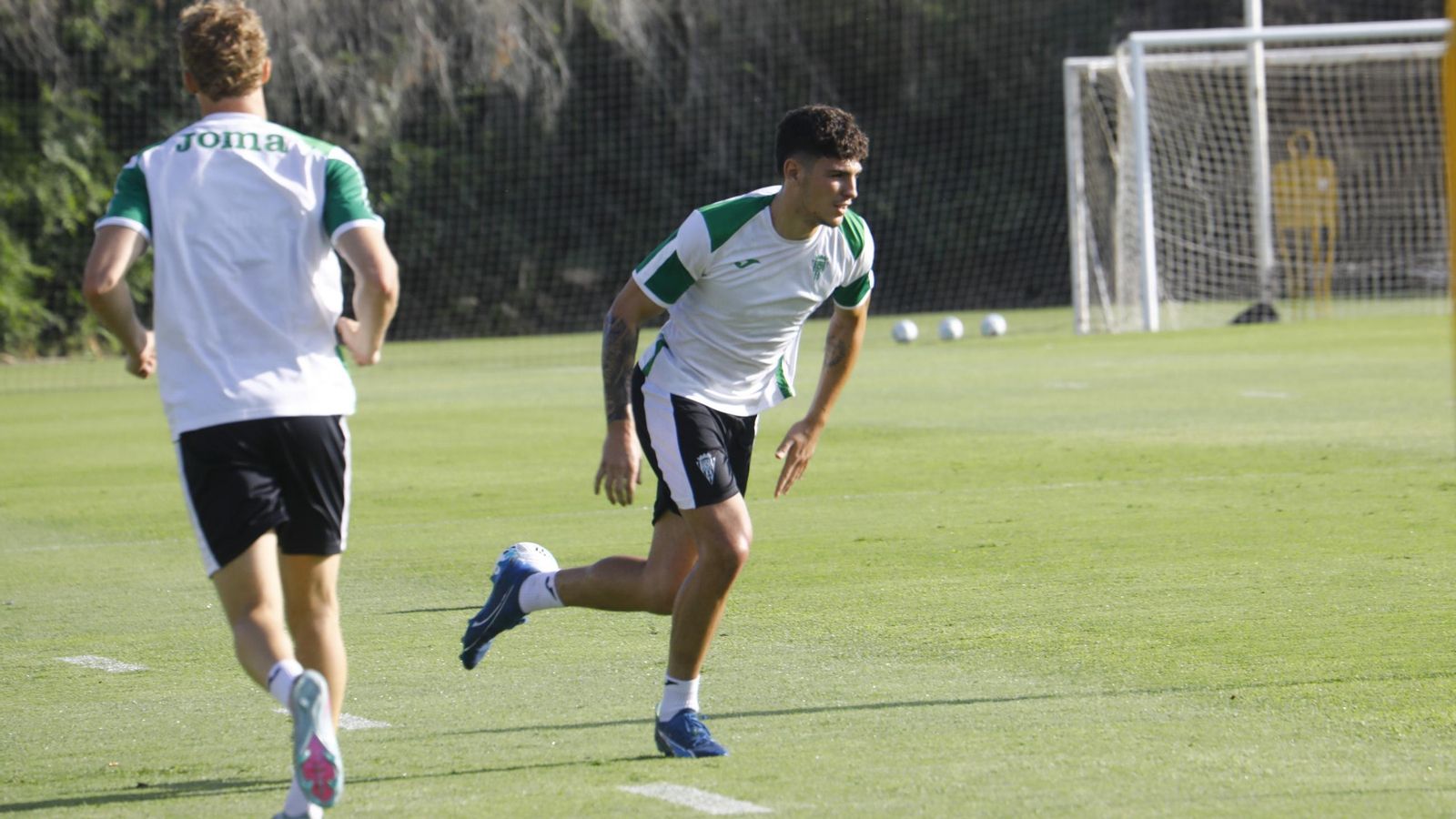 Cristian Osca realiza un ejercicio en el entrenamiento del Córdoba CF.