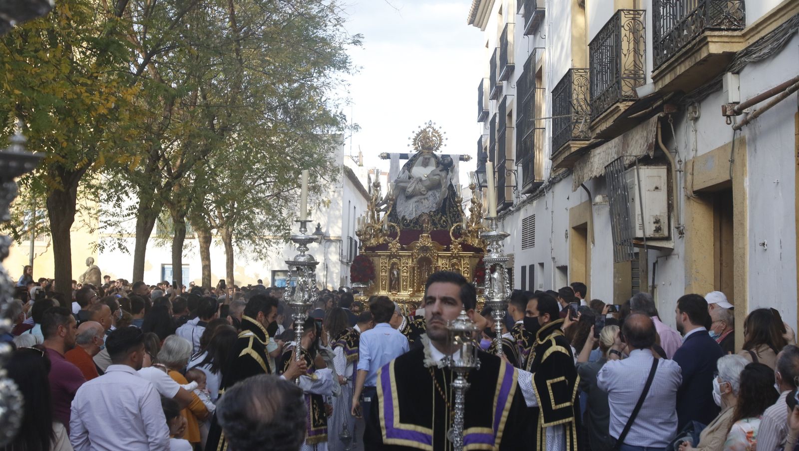 Jueves Santo en Córdoba: La procesión de las Angustias, en imágenes