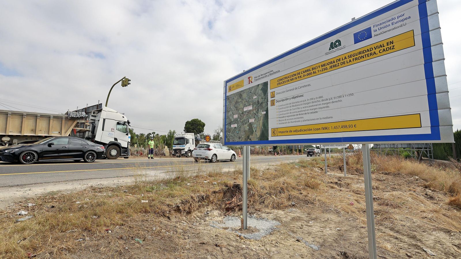 Cartel anunciando la intervención en la carretera de acceso a la autopista.