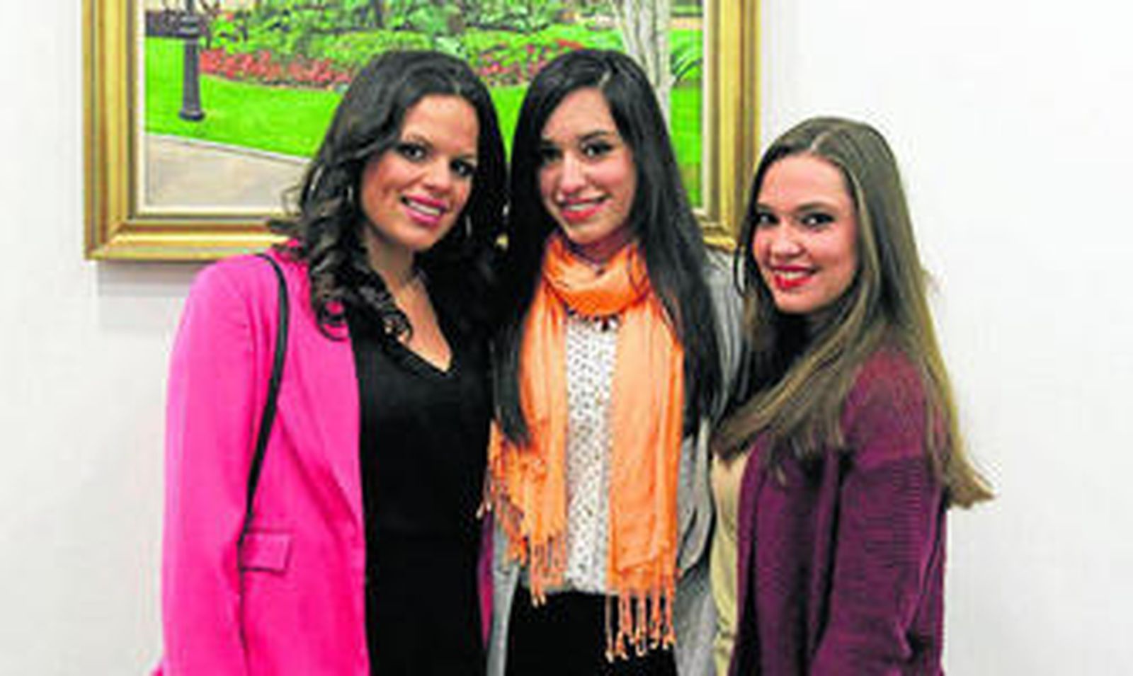 La diosa del carnaval, Rocío Cerván, a la izquierda, junto a las ninfas Carmen Perea y Déborah Infante.