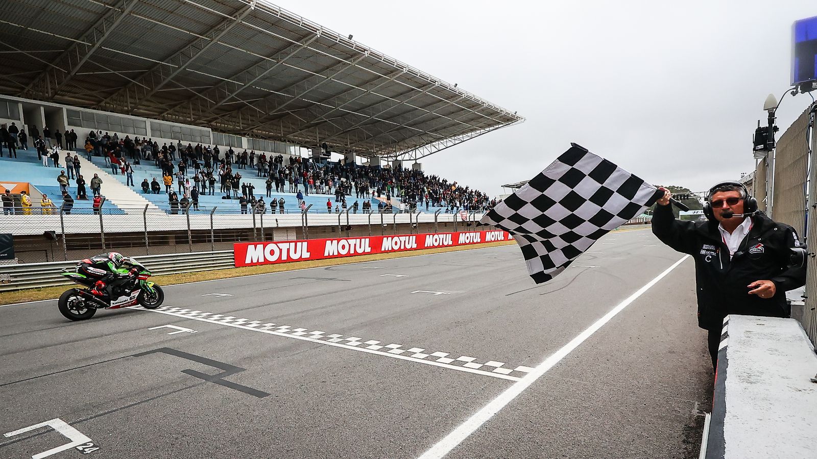 Rea, en el momento de cruzar la línea de meta en Estoril. / SBK