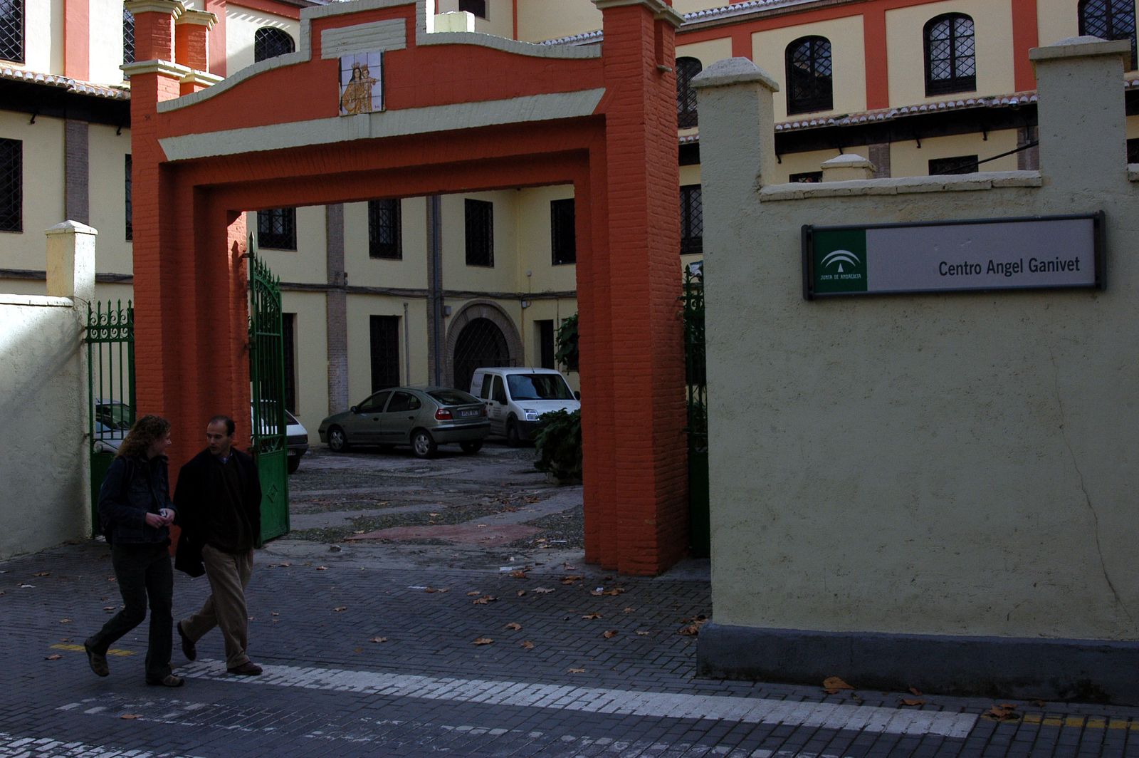 Fachada del centro de menores Ángel Ganivet.