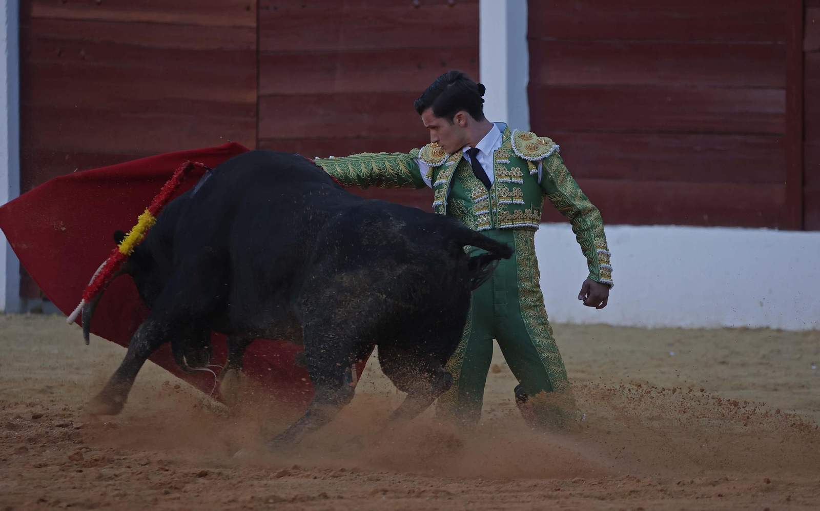 Fotos de la novillada mixta con picadores del sábado de la Feria de La Línea: Ignacio Candelas, Miriam Cabas y Juan Jesús Rodríguez