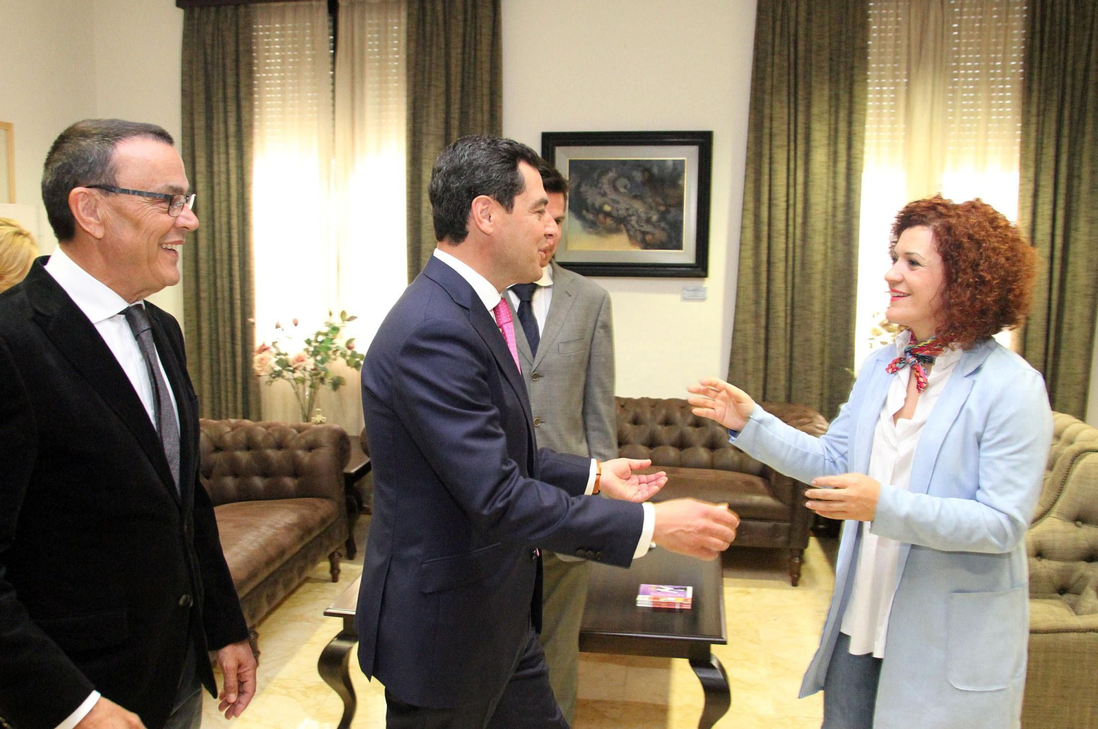 Juanma Moreno se reúne con Ignacio Caraballo en la Diputación, en imágenes