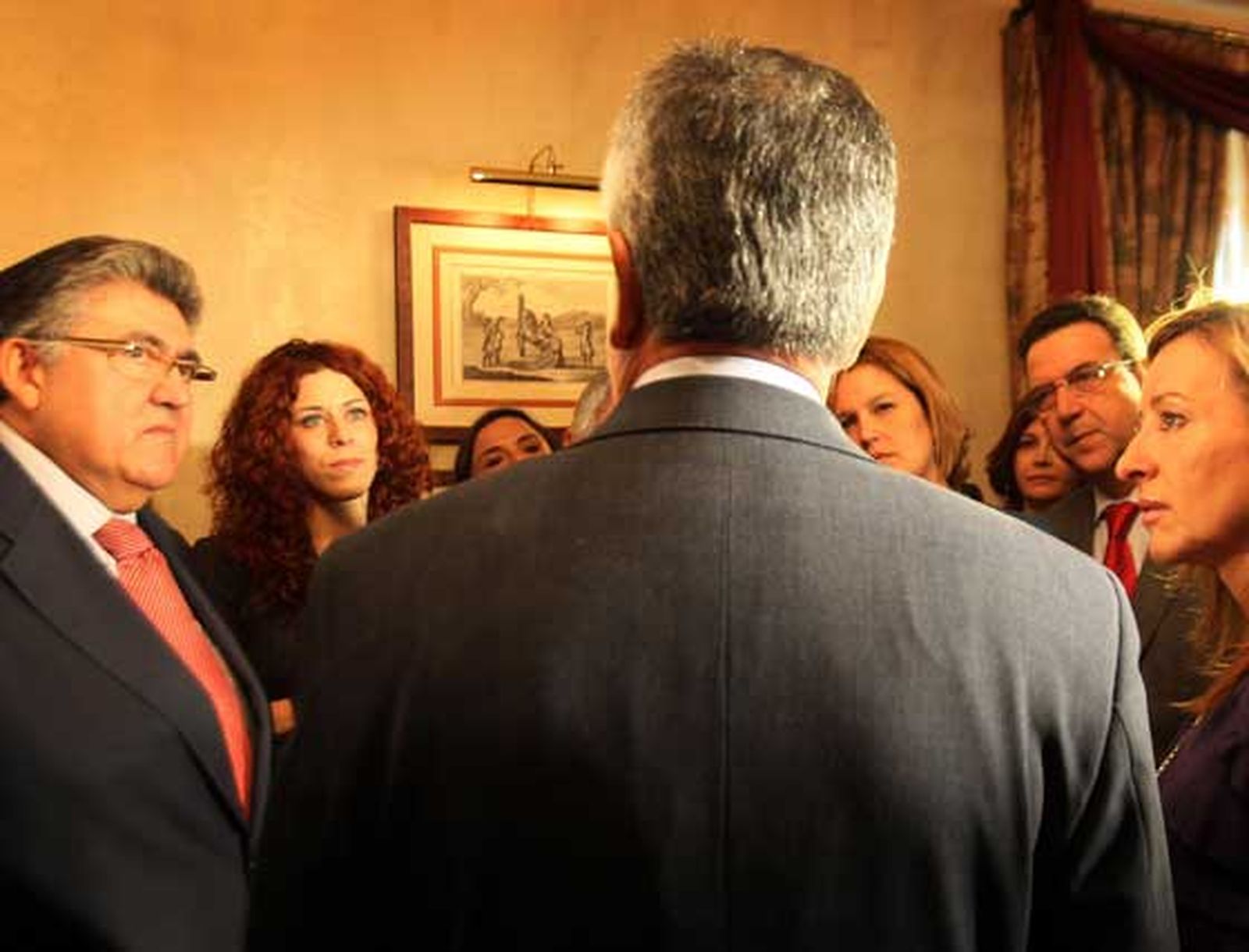 Un centenar de manifestantes pita y abuchea a la alcaldesa y al presidente al llegar al Consistorio donde firma el libro de honor y expresa su "apoyo y solidaridad" a Pilar Sánchez

Foto: Miguel Angel Gonzalez