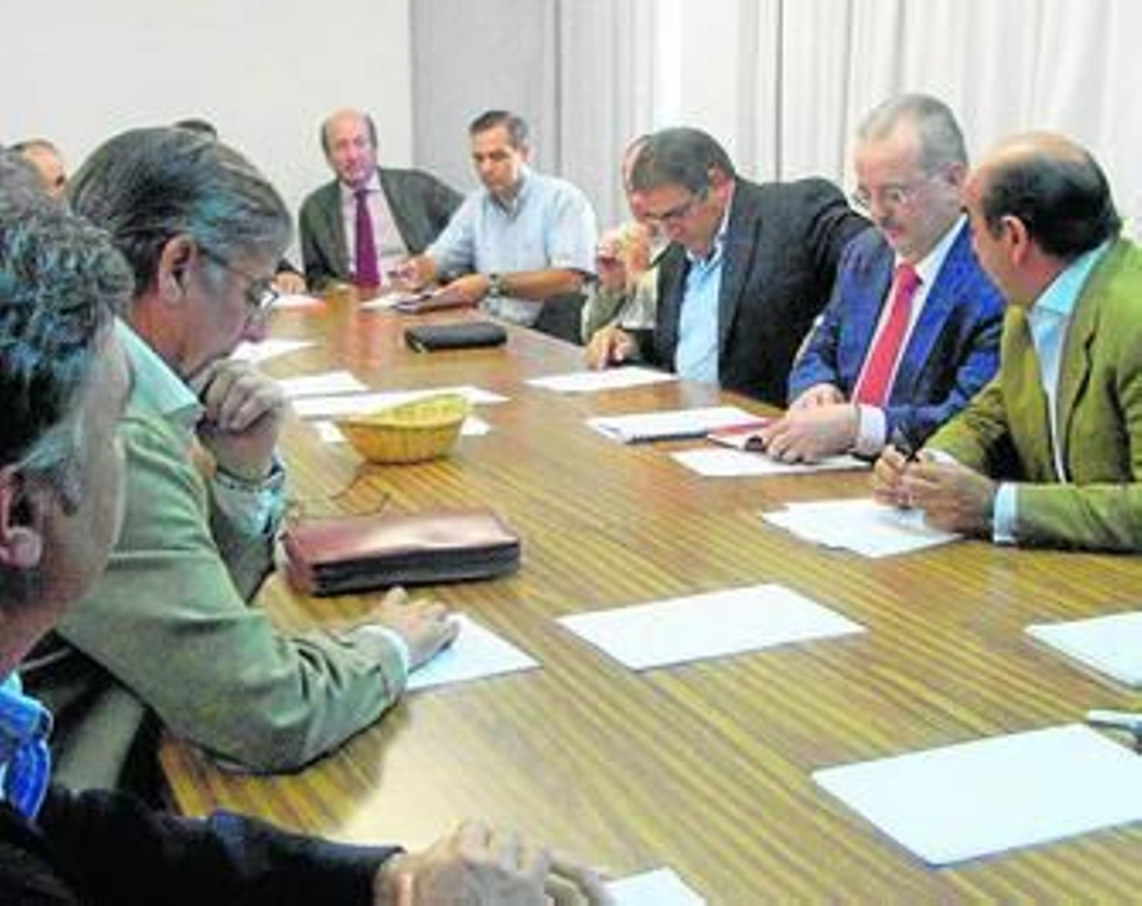 Fernández (2d), el martes en la reunión con responsables de los viñistas independientes de Asevi-Asaja.