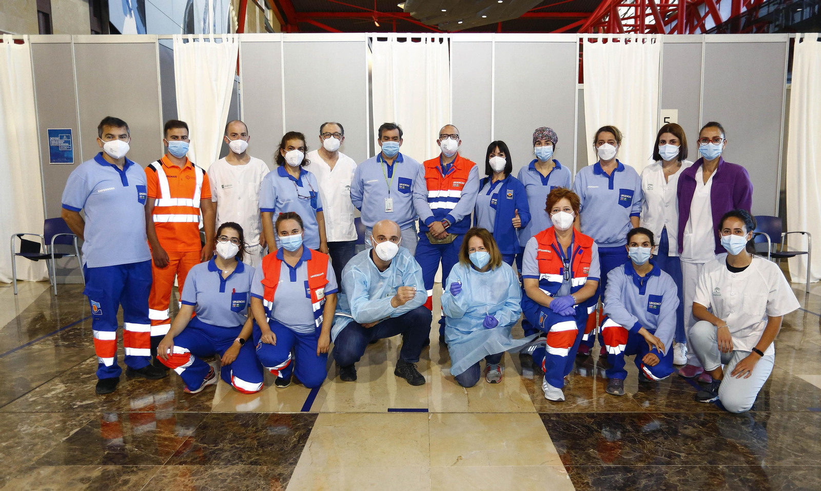 Sanitarios del equipo de vacunación masiva del Palacio de Ferias de Málaga antes de comenzar la jornada.