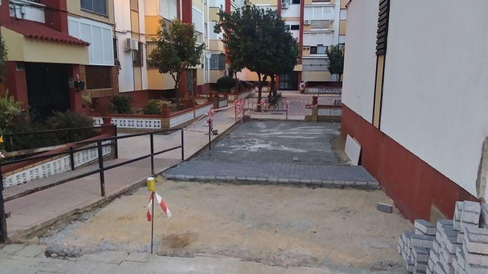 Obras en la Plaza Juan Bautista de Antequera, en la barriada de La Orden.