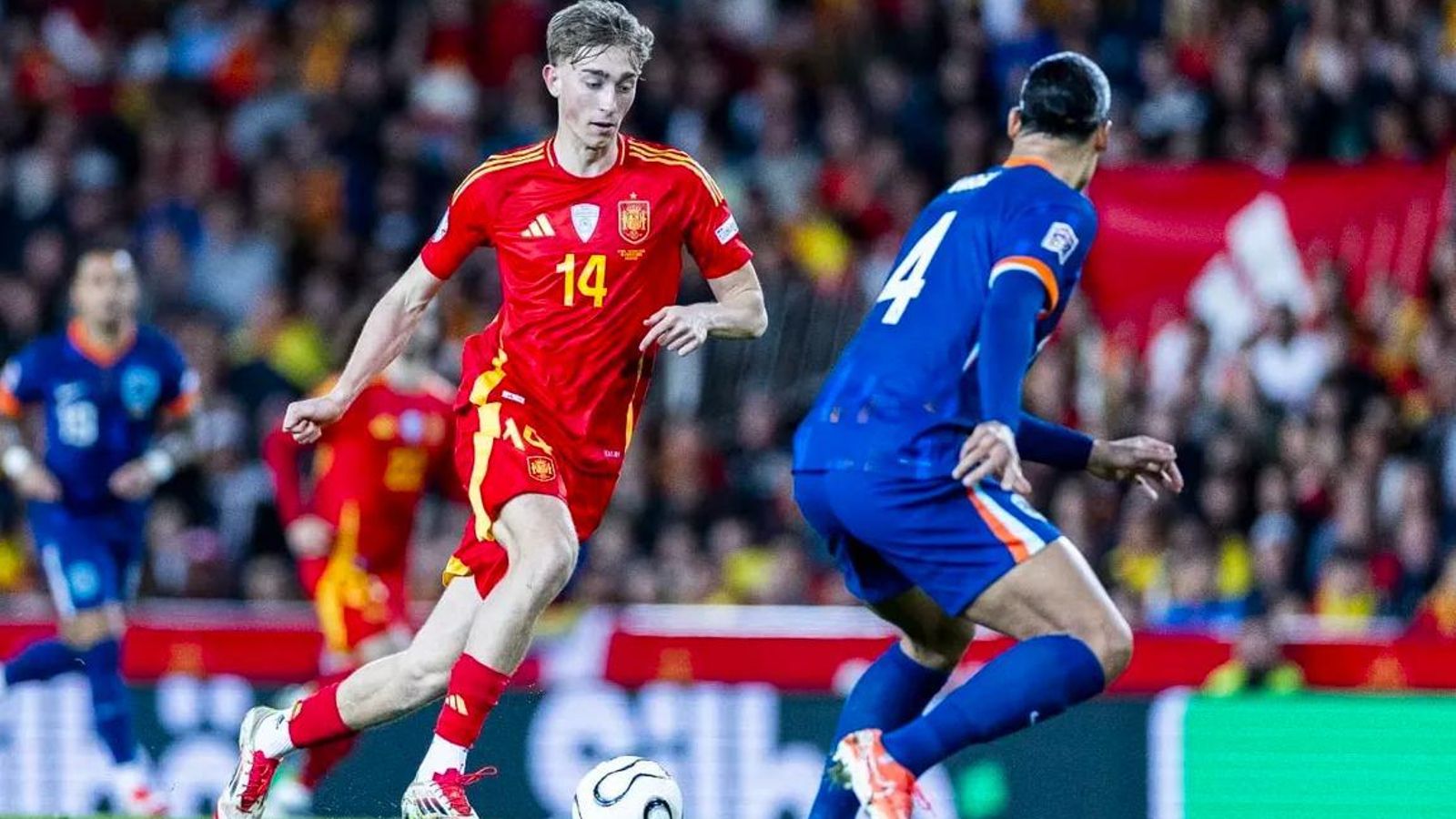 Dean Huijsen conduce ante Van Dijk.